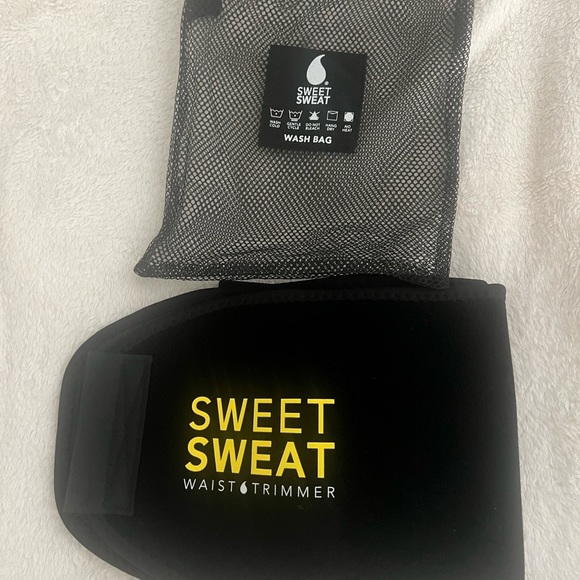 Sweet Sweat Waist Trimmer w/Wash Bag included - Picture 2 of 2